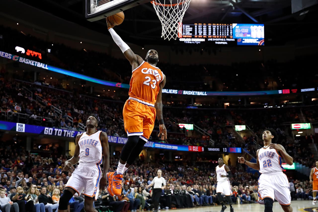 Muchos mezclan disciplinas en las apuestas. Una es la que hacen entre la posible cantidad de puntos que haga LeBron James en el partido del sábado 4 de febrero entre Cavaliers y Knicks en la NBA, frente a la cantidad de pases completos que haga Matt Ryan con los Atlanta Falcons.