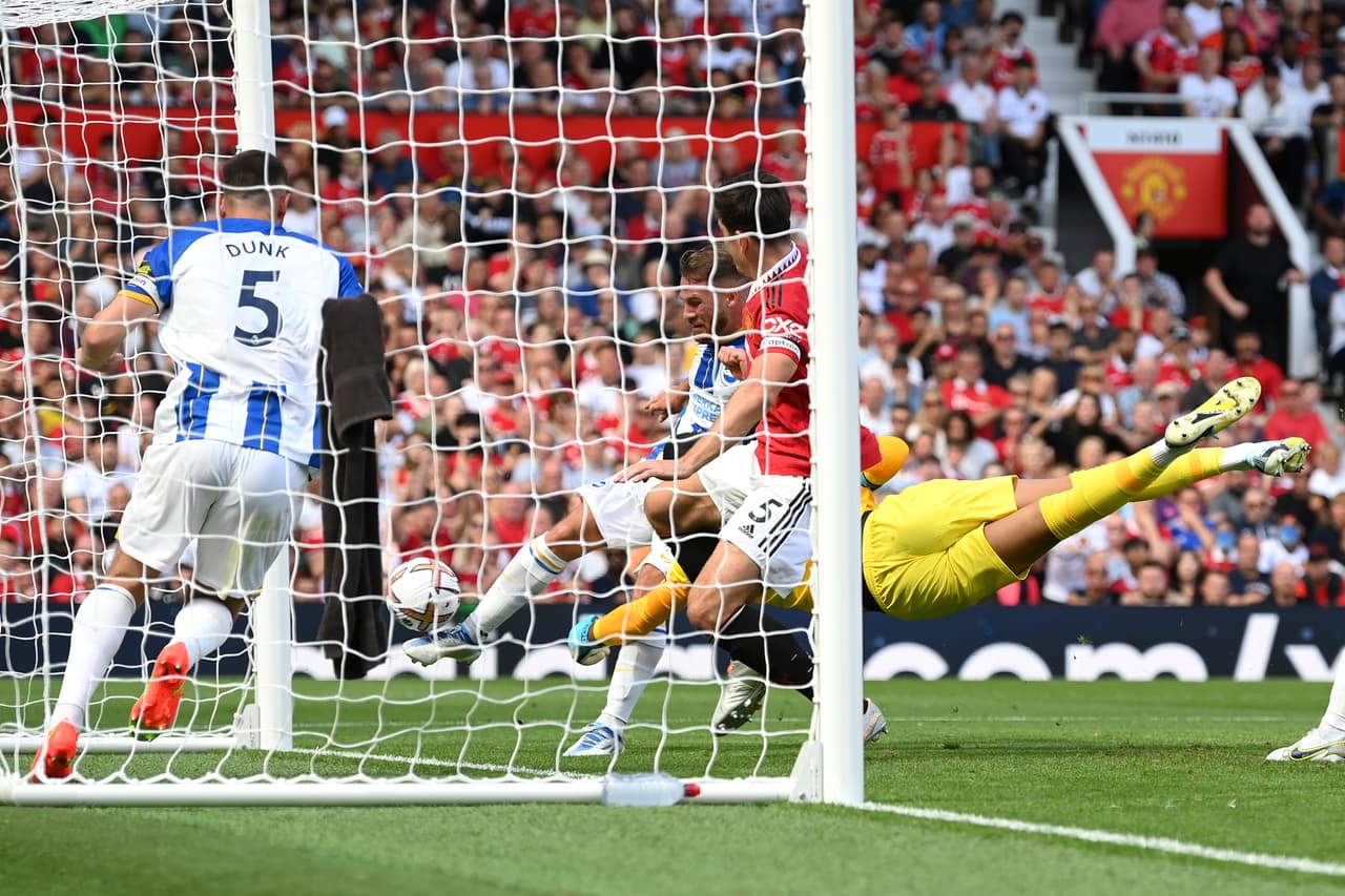 Brighton sorprendió al Manchester United y le propinó una dolorosa derrota en Old Trafford, donde la afición no quedó contenta y los abucheó. CR7 ingresó en el complemento, pero poco pudo hacer para evitar la caída.