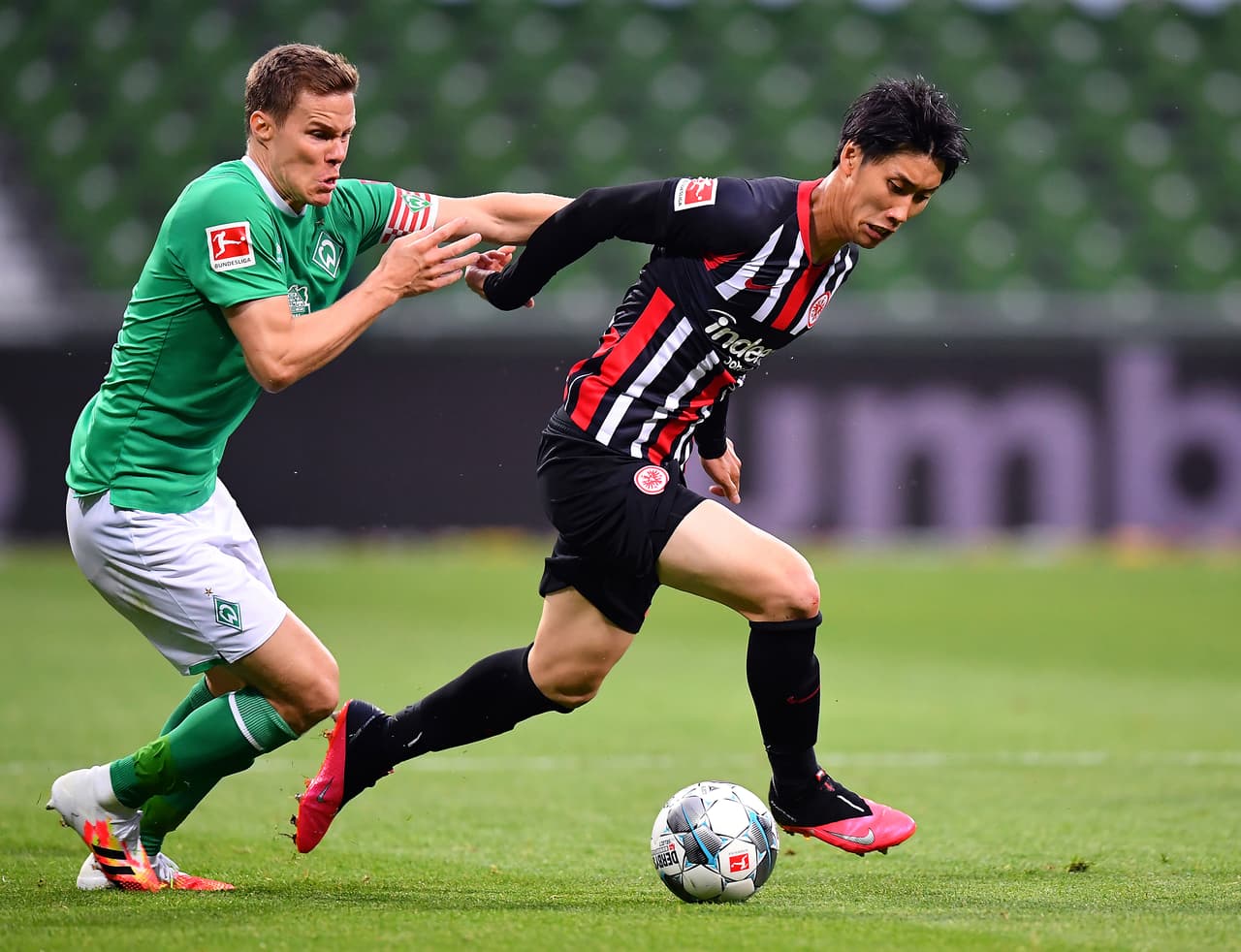 Daichi Kamada le rompe la cintura a Niklas Moisander y se va de largo con el balón.