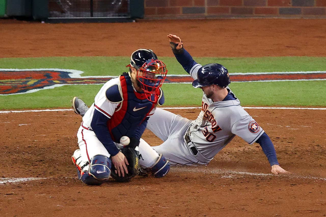 Los Astros lograron una remontada para ganar el quinto juego de la Serie Mundial con lo que evitaron que Atlanta se coronara ante su gente.