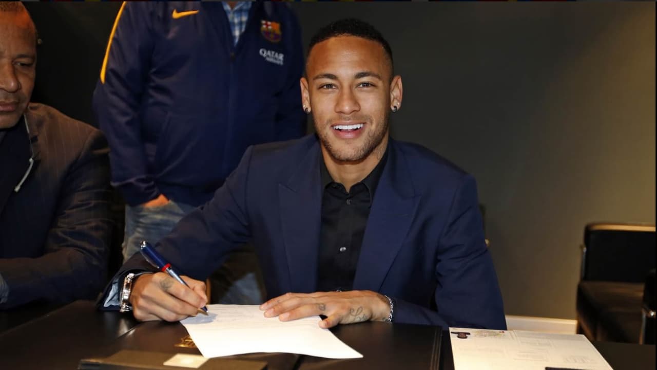 Neymar firma con una sonrisa el contrato extendido por Josep Bartoméu.