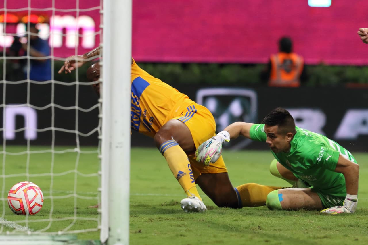 En los últimos 10 minutos, Tigres anotó el cuarto gol gracias a la dupla Carioca-Thauvin, pero casi de inmediato Ángel Zaldívar descontó al techar a Nahuel Guzmán.