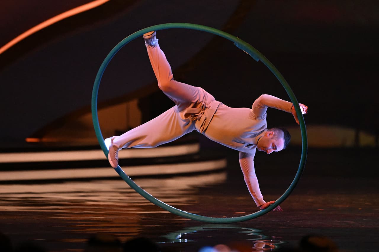 El espectaculo con los danzantes le dieron alegría al momento de tensión antes de conocer los grupos.