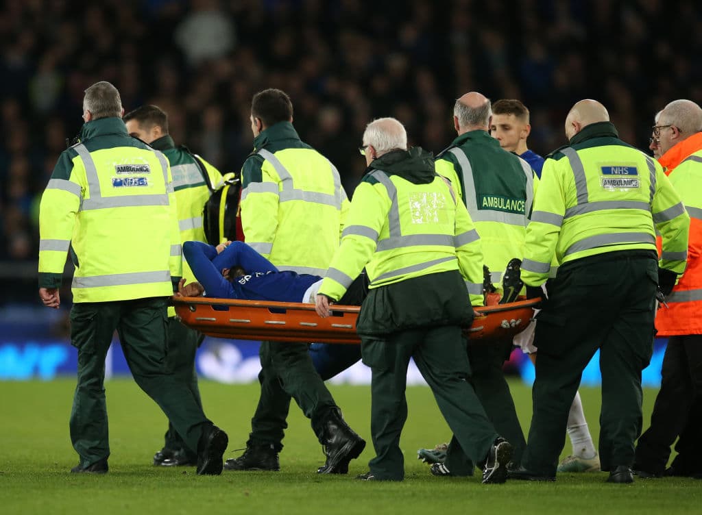 Andre Gomes sale lesionado y asistido por el cuerpo médico del Everton.
