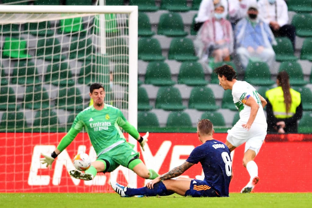 Vinicius Junior se luce con un doblete y la da la victoria 1-2 al Real Madrid sobre el Elche.