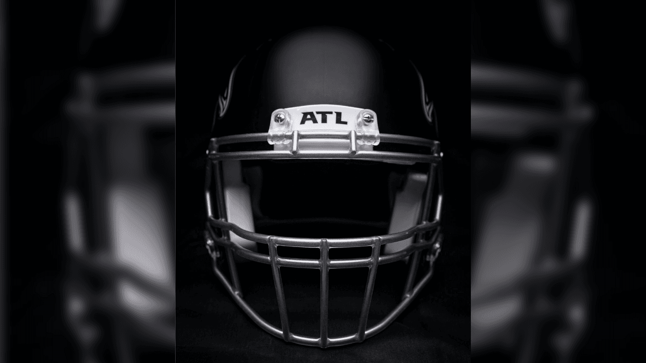 ¡Los Falcons presentan su nueva indumentaria! Con una gran variación en sus uniformes donde se eliminaron líneas en los hombros ahora predominan las tonalidades a un solo color. Así se prepara el equipo de Matt Ryan en la búsqueda de instalarse en otro Super Bowl.