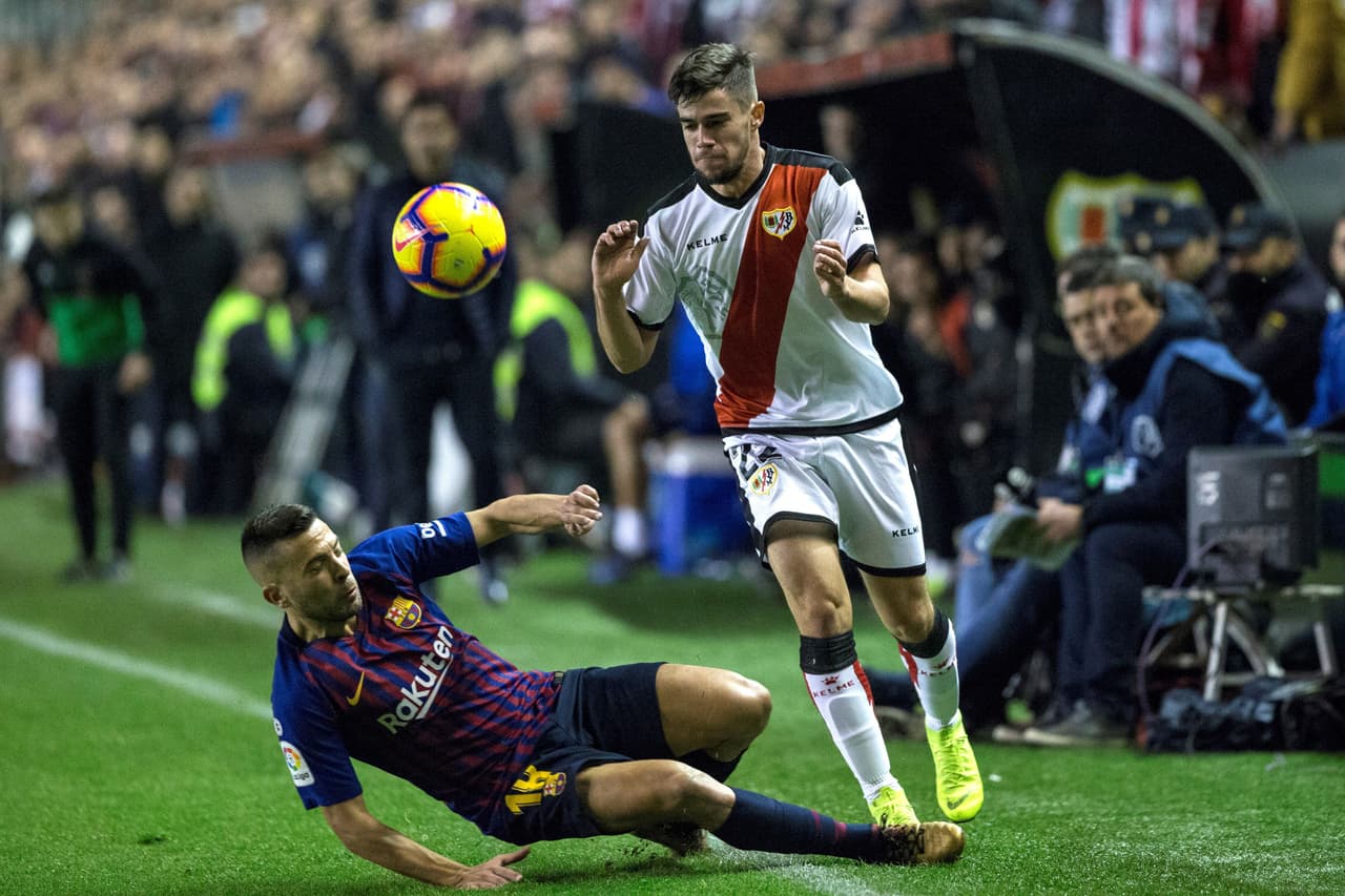Jordi Alba (izquierda) fue determinante en ataque pero en defensa no tuvo su mejor partido, aquí superado por José Pozo del Rayo Vallecano (derecha).