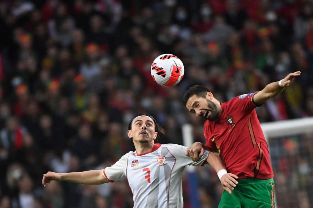 Dos goles de Bruno Fernandes, jugador del Manchester United al igual que Cristiano Ronaldo, sirvieron para que Portugal venciera 2-0 a Macedonia del Norte y sellara su clasificación al Mundial de Qatar 2022.
<br>