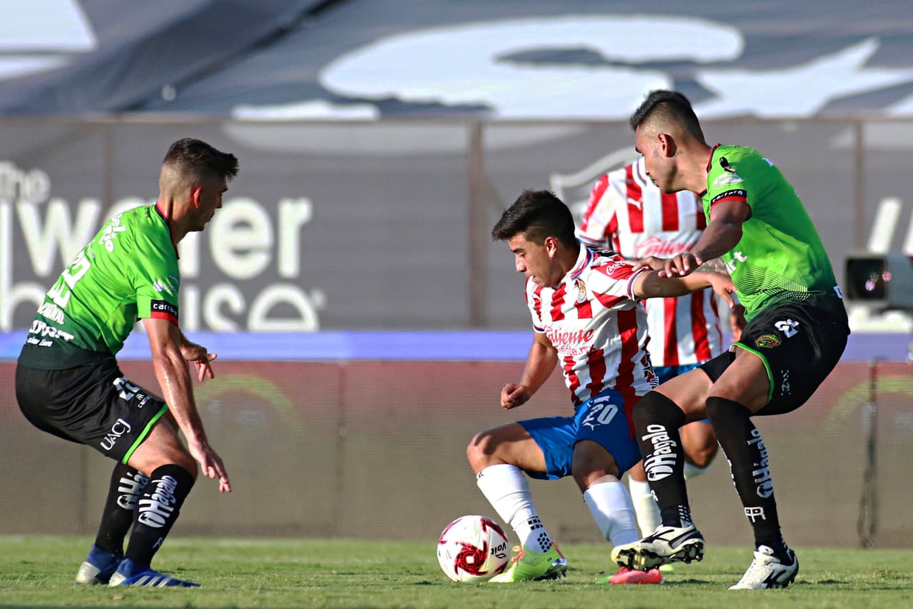 Con goles de José Macías y Jesús Angulo, las Chivas consiguen unos valiosos tres puntos en la frontera.