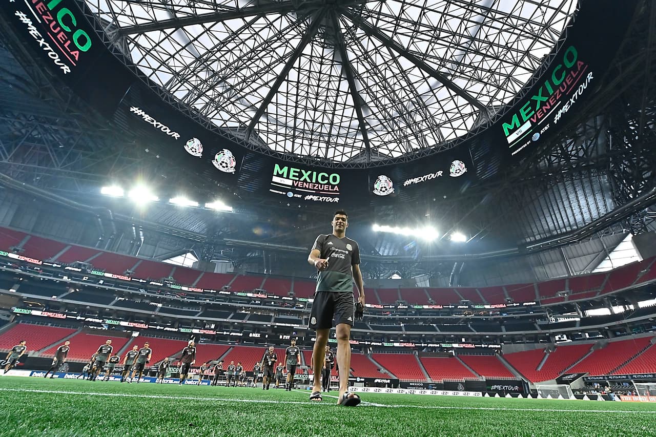 La Selección Mexicana de Fútbol se 'mojó los pies' en la fastuosa casa de los Atlanta Falcons y del Atlanta United, el Mercedes-Benz Stadium, donde jugará este miércoles ante su similar de Venezuela, un partido que sirve a ambos escuadrones de cara a sus compromisos del verano, como la Copa Oro y la Copa América, respectivamente. Así se entrenaron los jugadores del Tri bajo las órdenes de Gerardo 'Tata' Martino en Atlanta esta tarde de martes.