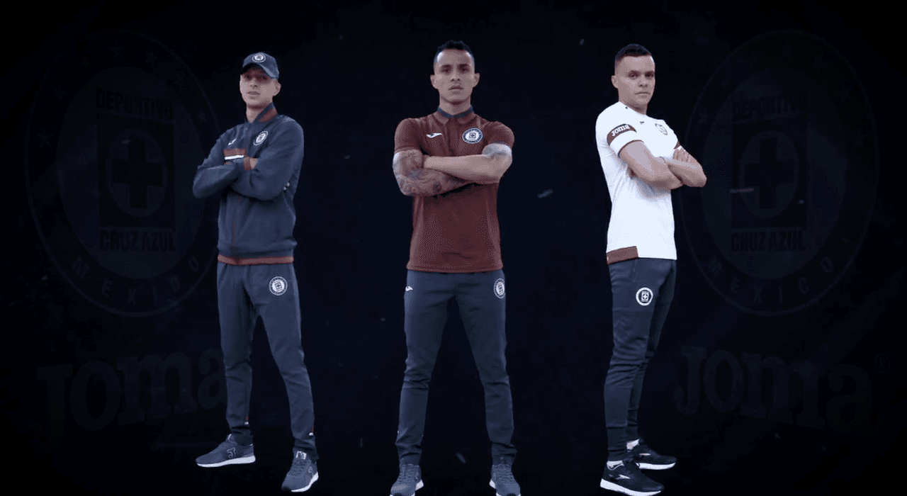 De la mano del equipo femenil y del primer equipo, Cruz Azul presentó sus bellos uniformes para el próximo torneo del futbol mexicano.
