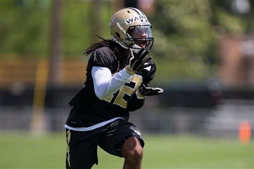 El safety fuerte Pierre Warren (42) durante las prácticas de pase (AP-NFL).