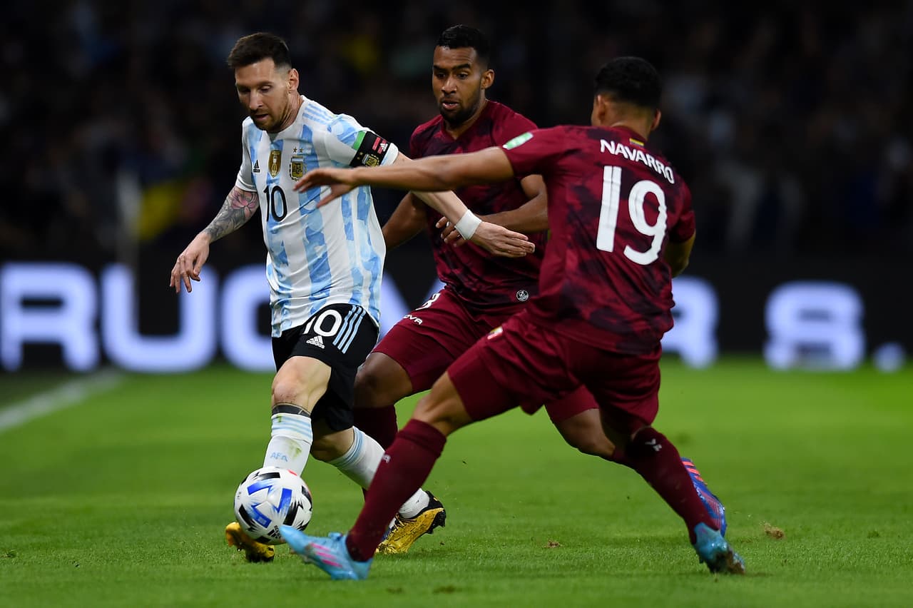 Lio Messi arrancó de titular y fue pieza fundamental para impulsar el ataque de la Albiceleste. El 10 no podía irse sin anotar y lo logró hasta el 82' con la suerte que acompaña a los grandes para concretar la goleada.