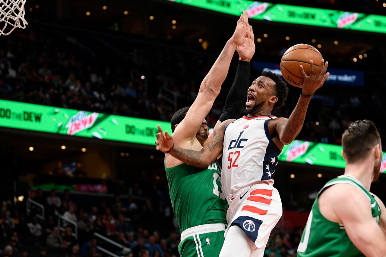 Wizards 99-94 Celtics. Jordan McRae logra dos puntos por encima de Enes Kanter, que no puede detenerlo.