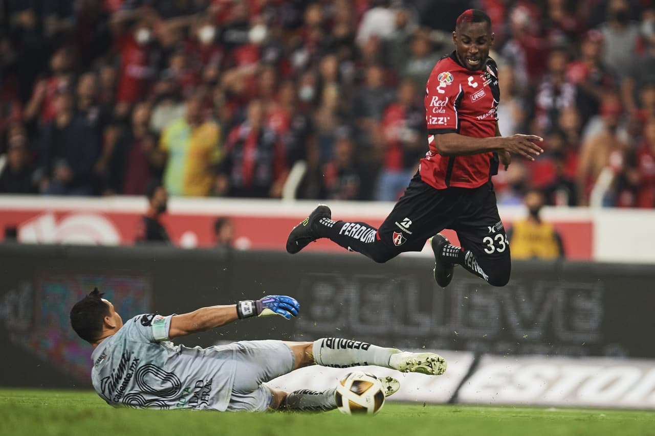 El colombiano fue derribado por Cota, aunque exageró en la caída y eso pudo haber sido interpretado por el silbante Ortiz como una simulación.