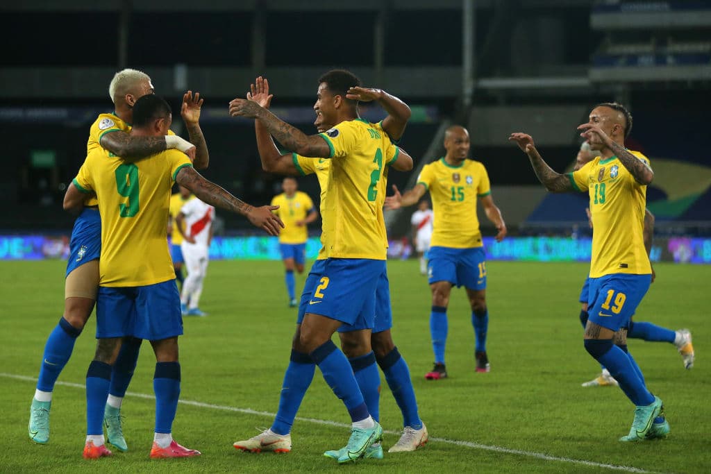 Perú no logra meter ni las manos y Brasil se los hace pagar caro con una golead a de 4-0.