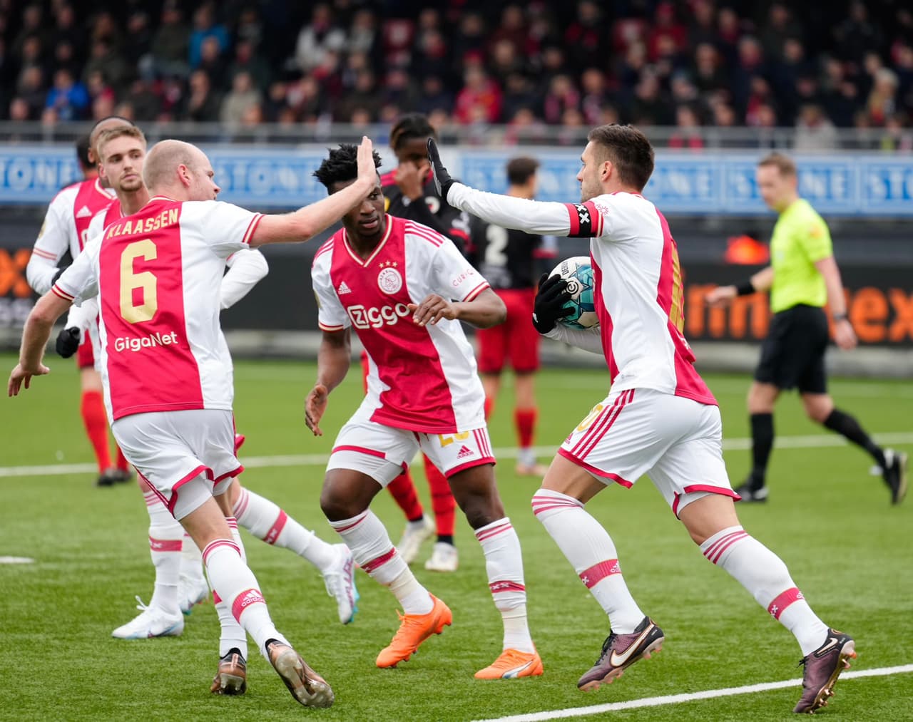 El Feyenoord empató ante el Twente con gol de Giménez, Ajax de Sánchez y Álvarez goleó al Excelsior a domicilio