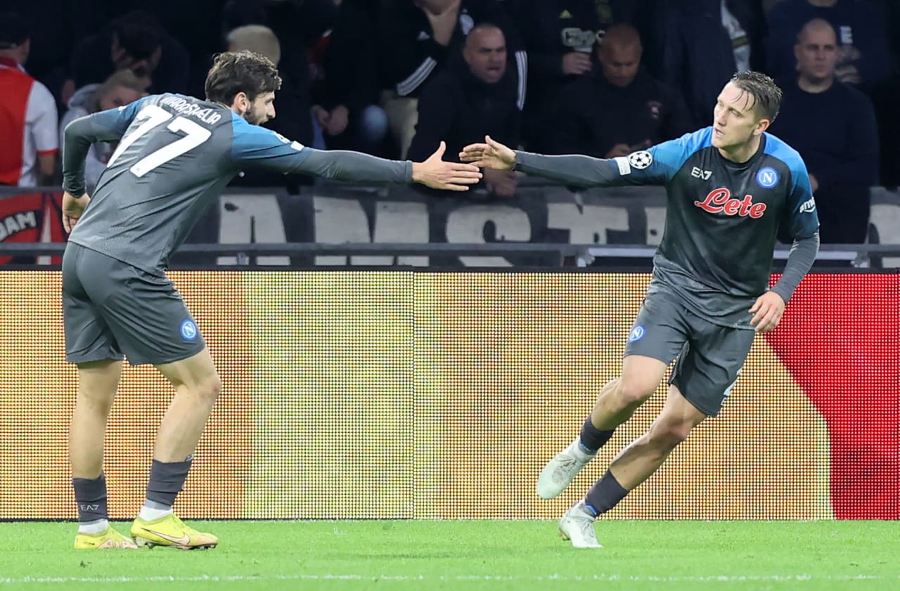 Napoli aplastó al Ajax a domicilio y lleva paso perfecto en la Champions League.