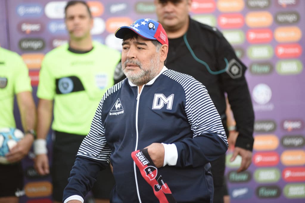 Sigue la fiebre maradoniana por el futbol argentino. En Rosario reciben como 'Dios' a Diego Armando Maradona. Gimnasia venció 0-4 a Newell's.