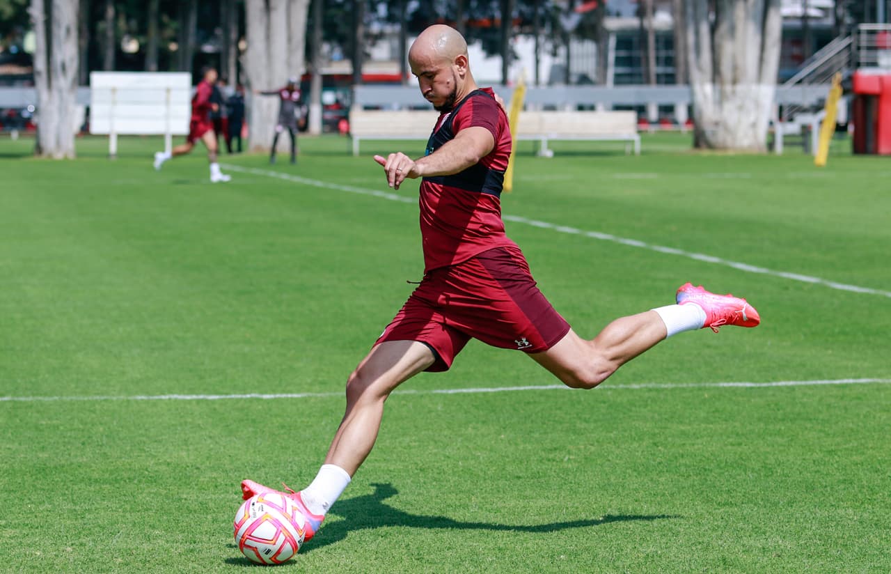 El delantero paraguayo Carlos González es el '9' que tanto esperaba Toluca; dejó a Tigres luego de un año y medio.