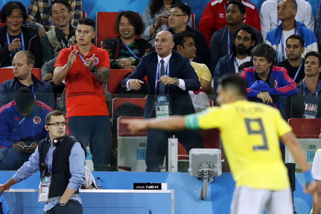 Animando en cada jugada junto a Esteban Cambiasso, miembro del cuerpo técnico colombiano