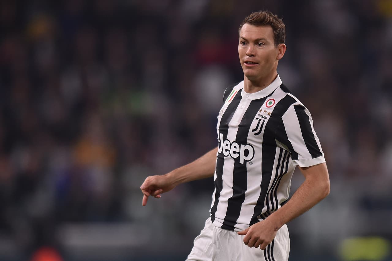 Stephan Lichtsteiner, apresurado por la Copa del Mundo, podría salir de la Juventus donde ha jugado las últimas seis temporadas y media. La Roma sería el destino para el suizo.