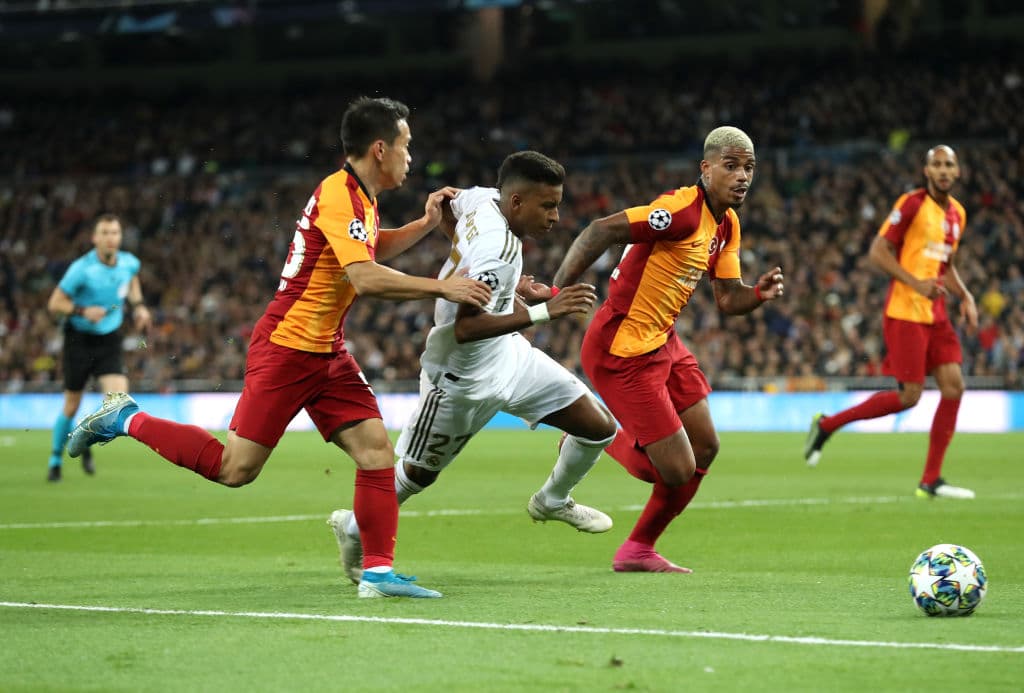 Rodrygo trata de pasar y dejar atrás a los rivales Yuto Nagatomo y Mario Lemina .