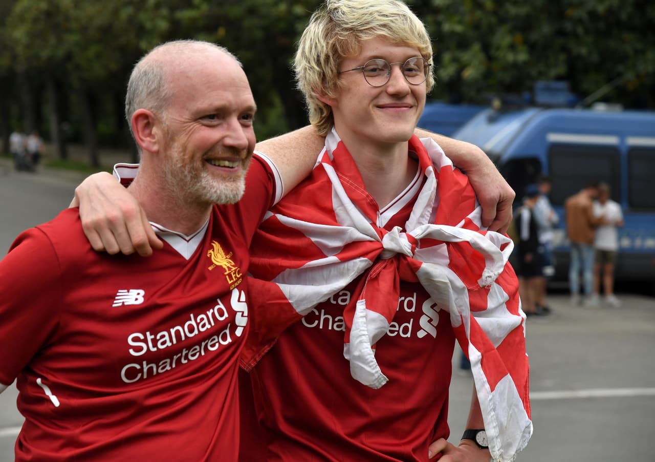 Los aficionados del Liverpool se tomaron las calles de Roma y montaron una gran fiesta en la previa del partido de Champions League entre su equipo y la Loba. Familiares, amigos, recién conocidos, todos se unieron para teñir de rojo la capital italiana.