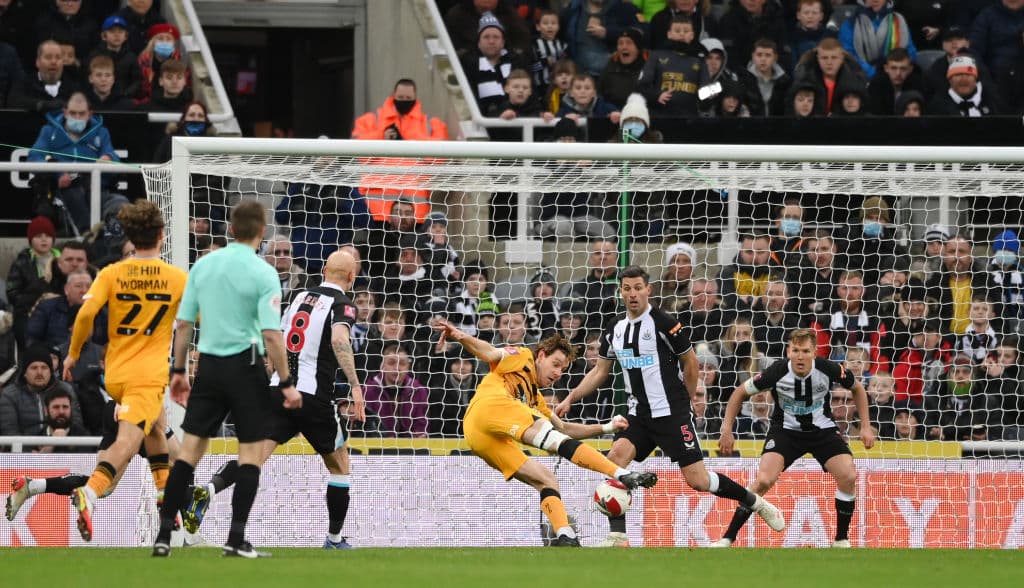 Chelsea golea fácilmente 5-1 al Chestefield, Everton consigue su pase en lso tiempos extras tras vencer 2-3 al Hull City, Leicester pasa por encima 4-1 sobre el Watford y el Newcastle da la sorpresa al caer eliminado 0-1 en su duelo frente al Cambridge United.
