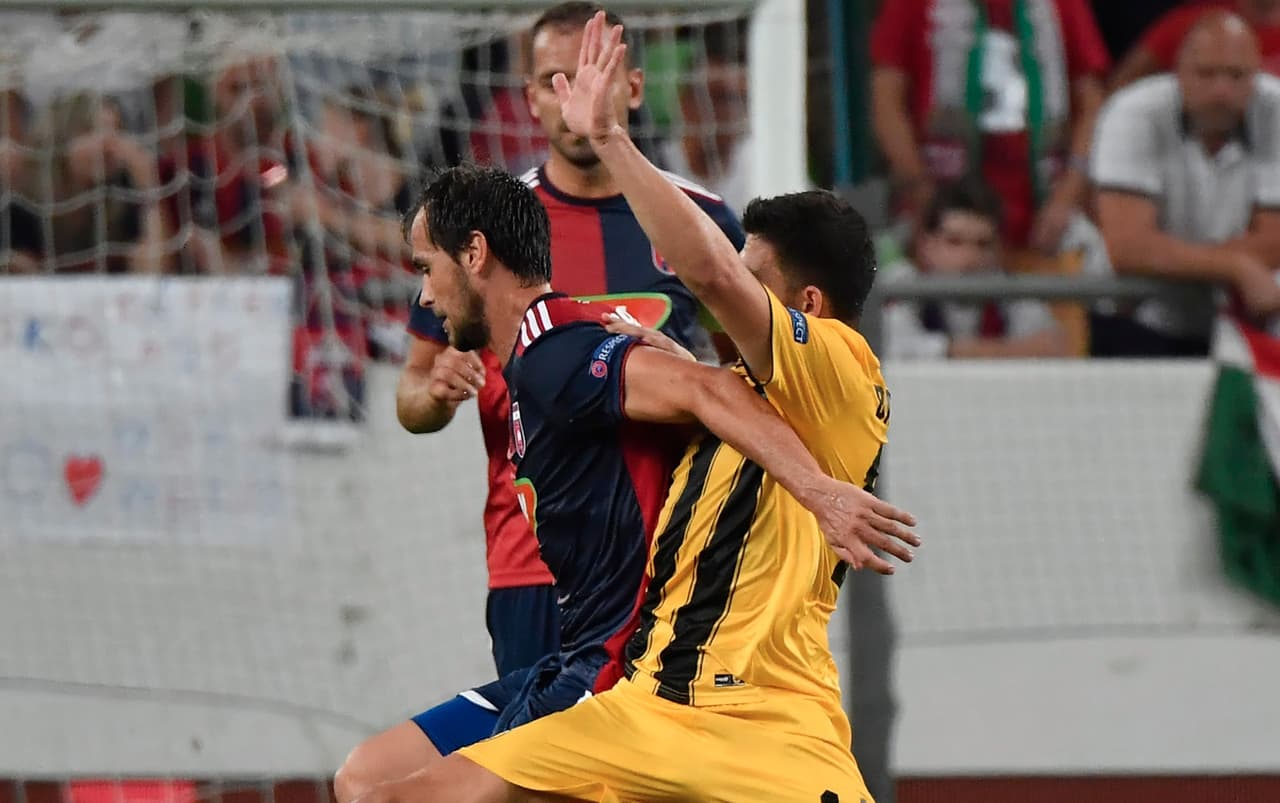 En un partido donde prevaleció el juego fuerte, AEK Atenas se llevó una valiosa victoria 1-2 de visitante contra Vidi FC en la ida de los Playoffs de la Champions League.