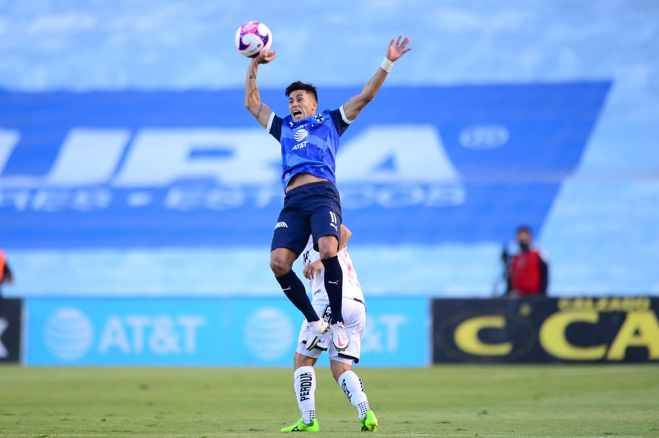 Maxi Meza salta por el esférico