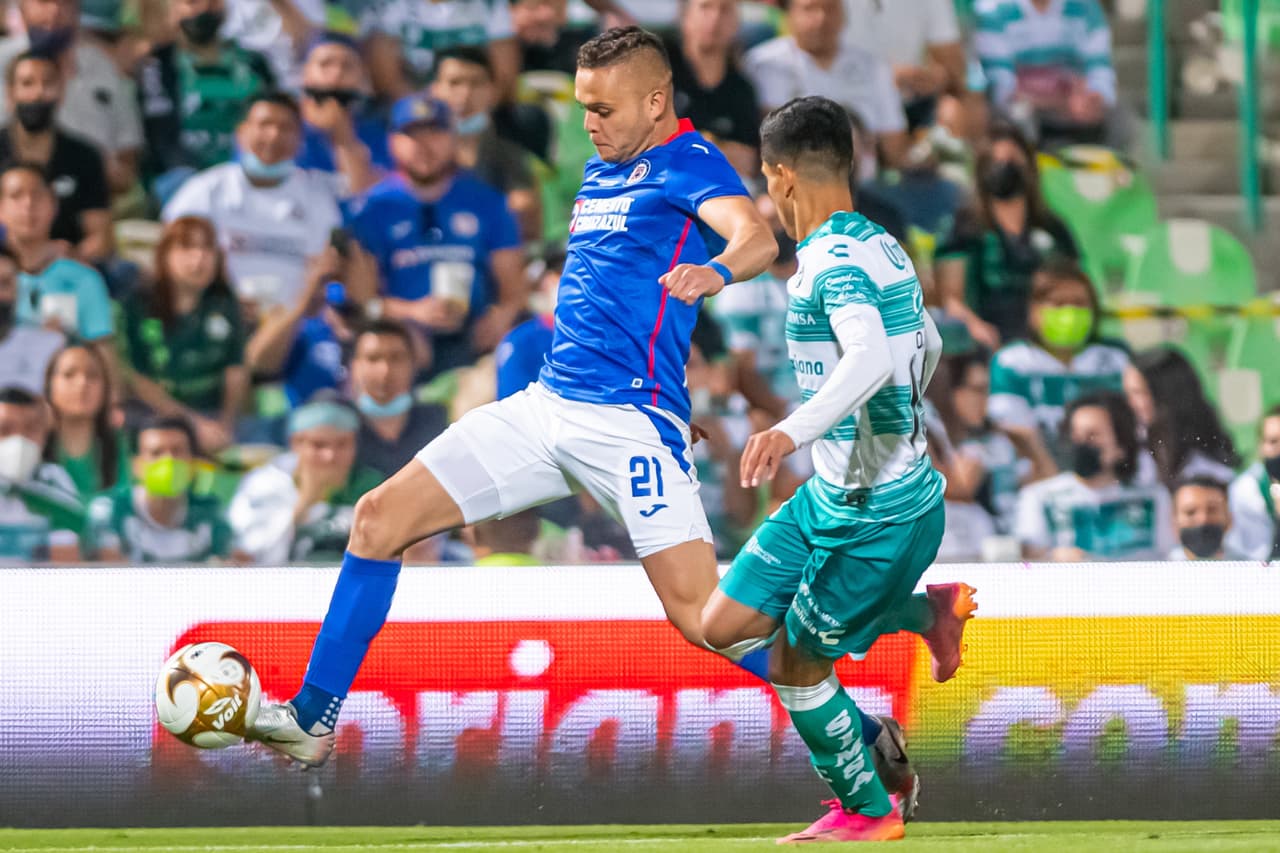 Luis Romo se encarga de darle la ventaja a Cruz Azul luego de vencer 0-1 a Santos en el Estadio Corona.