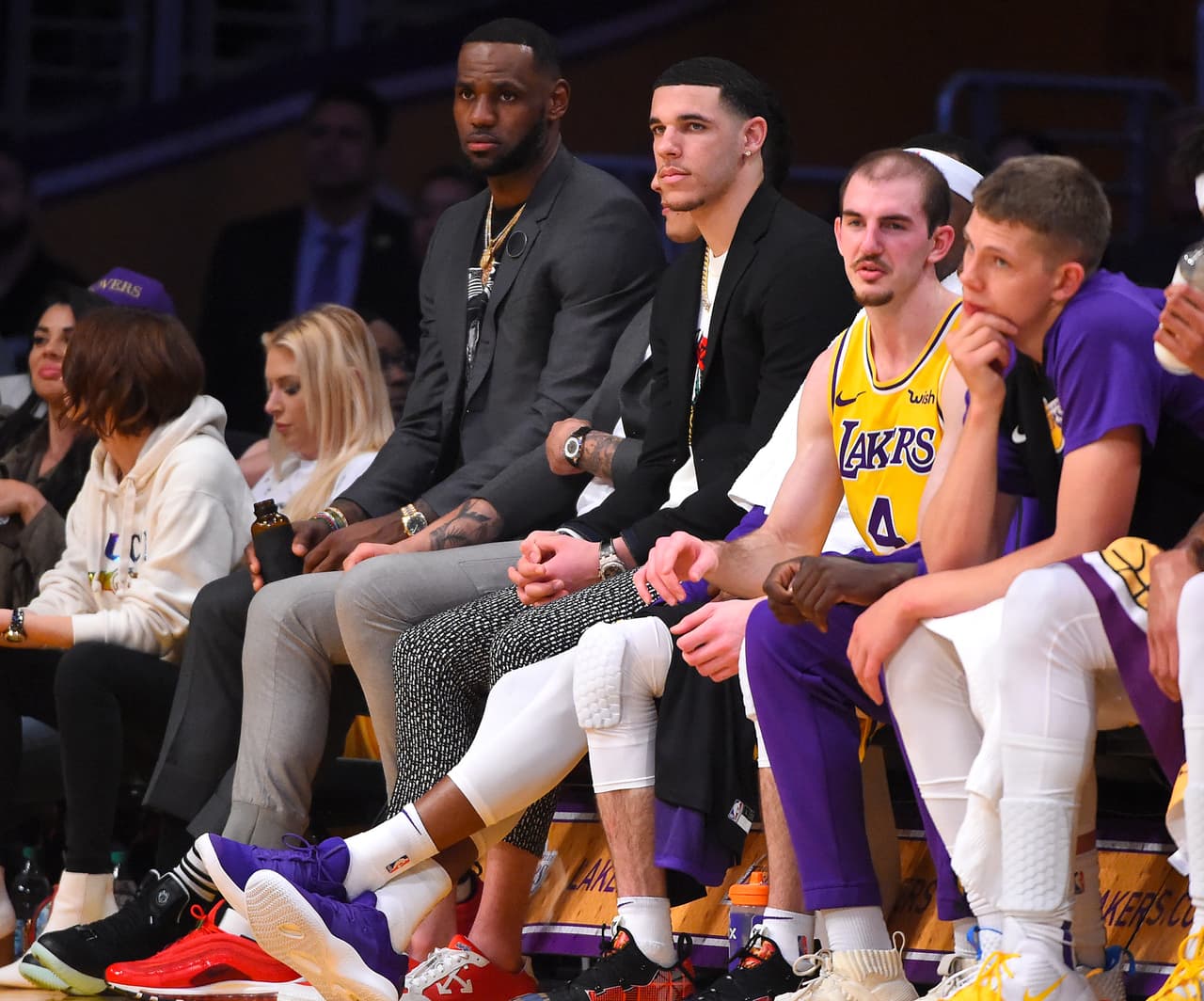 Warriors 108-90 Lakers: Golden State mantiene su ritmo de playoffs a pocos días de terminar la fase regular en el Oeste. LeBron James, a pesar de estar lesionado, estuvo presente en el Staples Center.