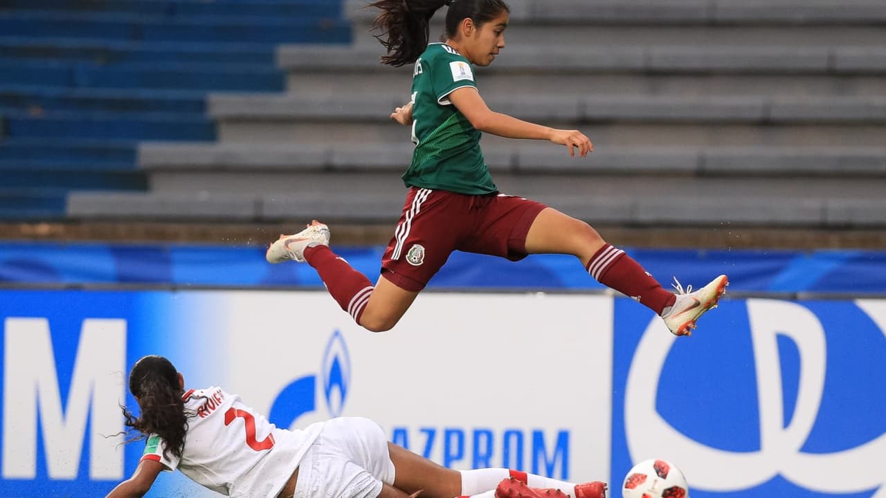 Ante las escasas oportunidades anotadoras de las canadienses, la desesperación y el juego ríspido empezaron a aflorar. Este tipo de barridas fueron la clara selal de la frustración.