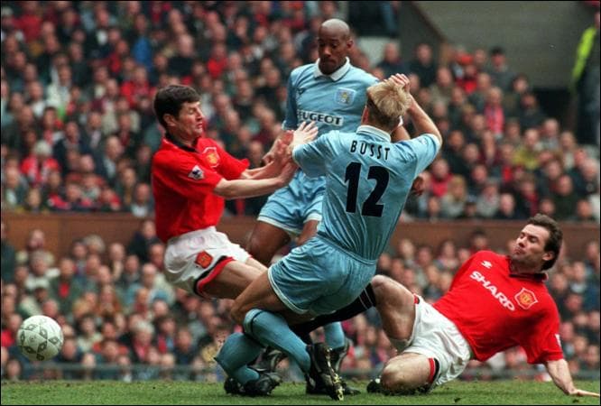 David Bustt: el inglés sufrió una grave lesión en un partido entre Conventry y Manchester United, esto lo orilló a retirarse tras fracturas tras un choque con Denis Irwin.