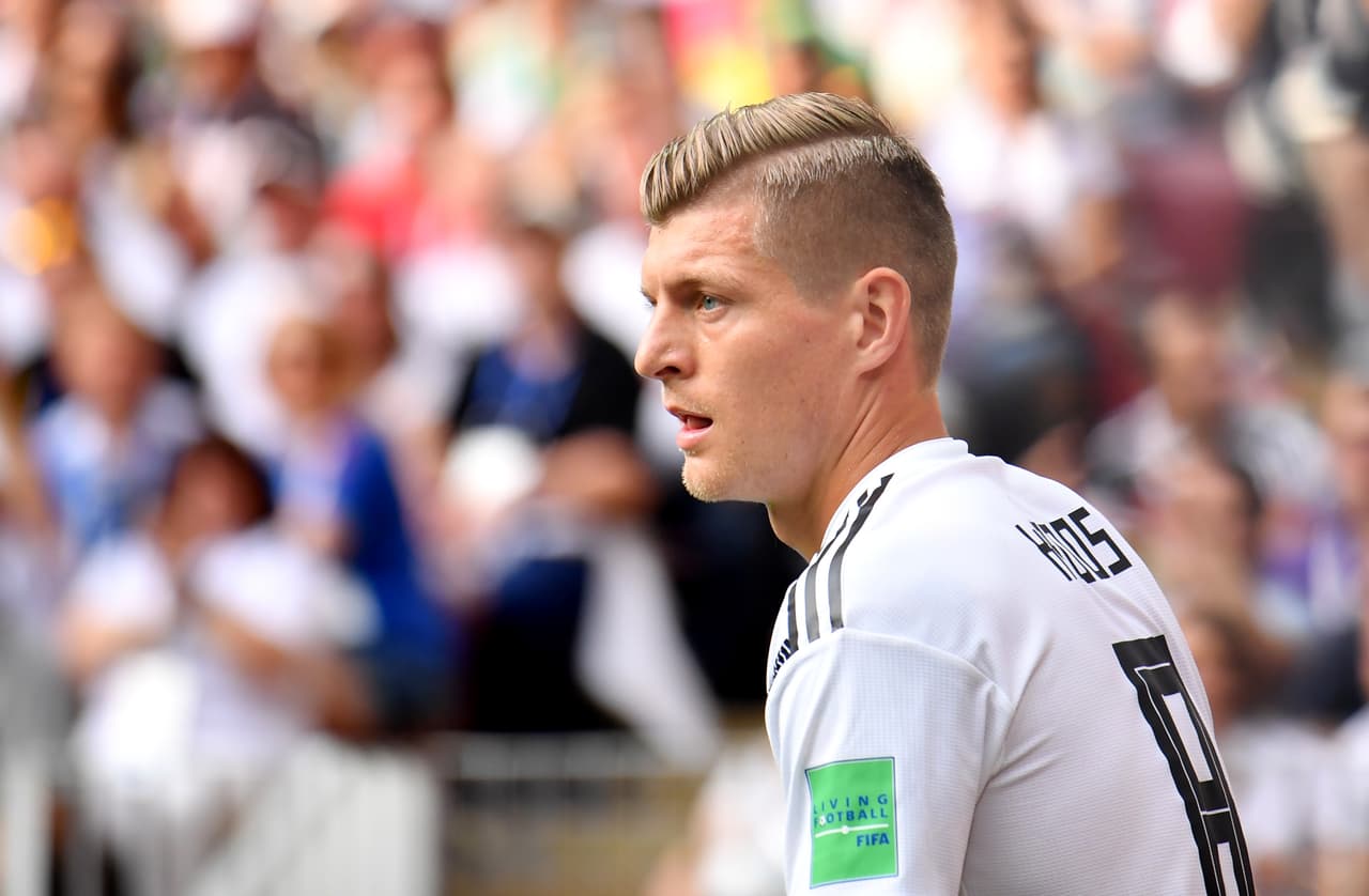 <b>Toni Kroos: </b>muy discreto el partido del jugador del Real Madrid. En la fase defensiva no colaboró y en la ofensiva nunca encontró el espacio para hacer daño. Sacó algunos remates de media distancia que 'Memo' Ochoa controló con calma.