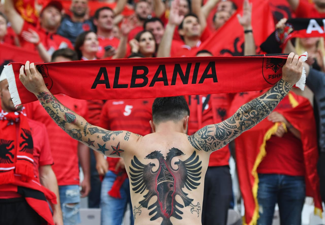 Los fanáticos en el mundo quisieron rendir un homenaje a sus países, equipos o jugadores favoritos por medio de tatuajes. Algunos más grandes y coloridos, con rostros de las figuras y escudos representativos son una muestra del cariño que alrededor del mundo expresan los hinchas del fútbol.