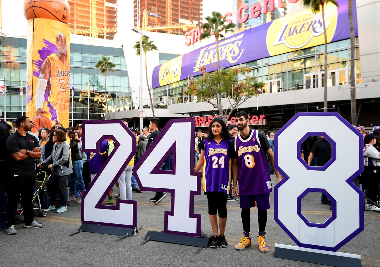 Asi disfrutan los fanáticos a las afueras del Staples Center en 'Kobeland'.
