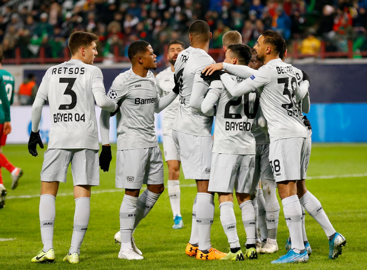 Los jugadores del Leverkusen celebran el primer gol del partido.