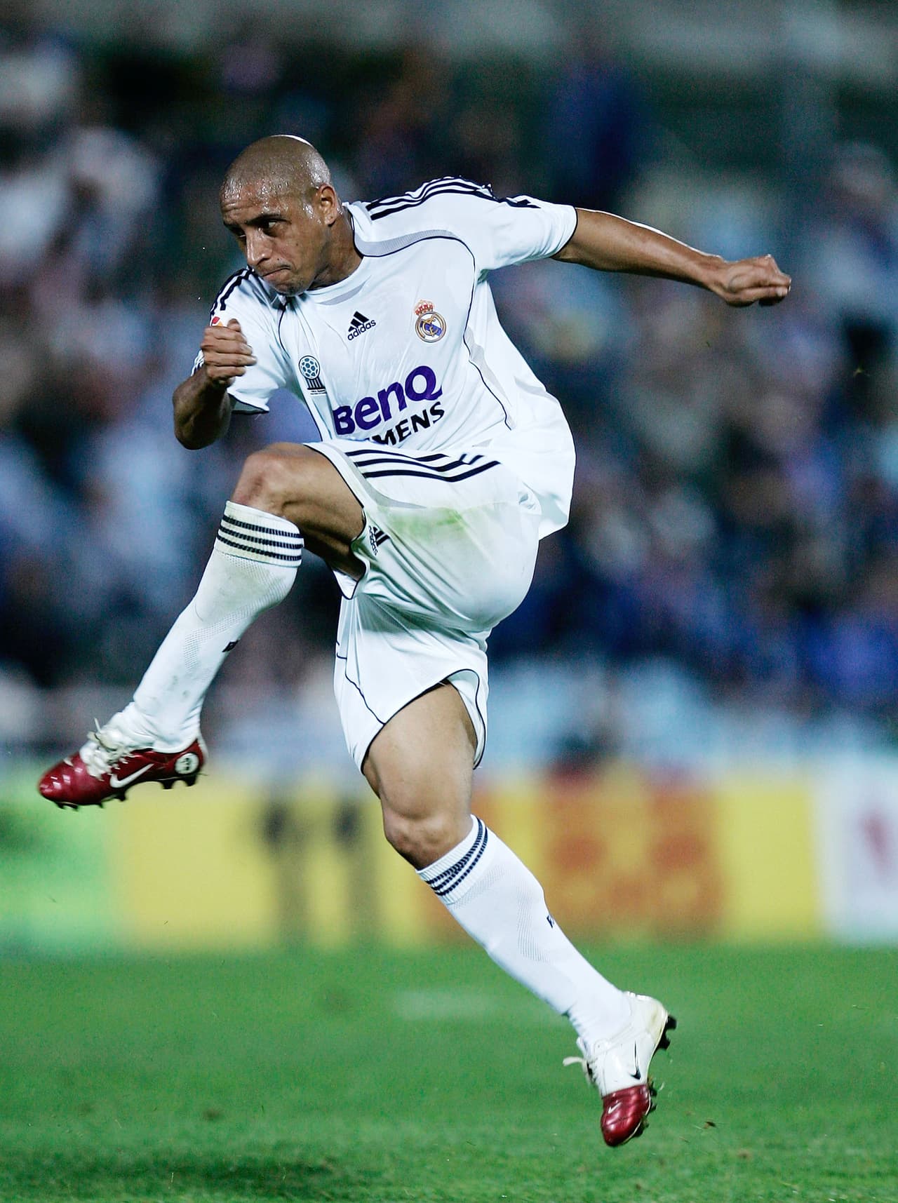 Roberto Carlos (Brasil) - Su mejor versión la desplegó en el Real Madrid y la Selección de su país. Además de tener gran control, era famoso por su potente pegada.