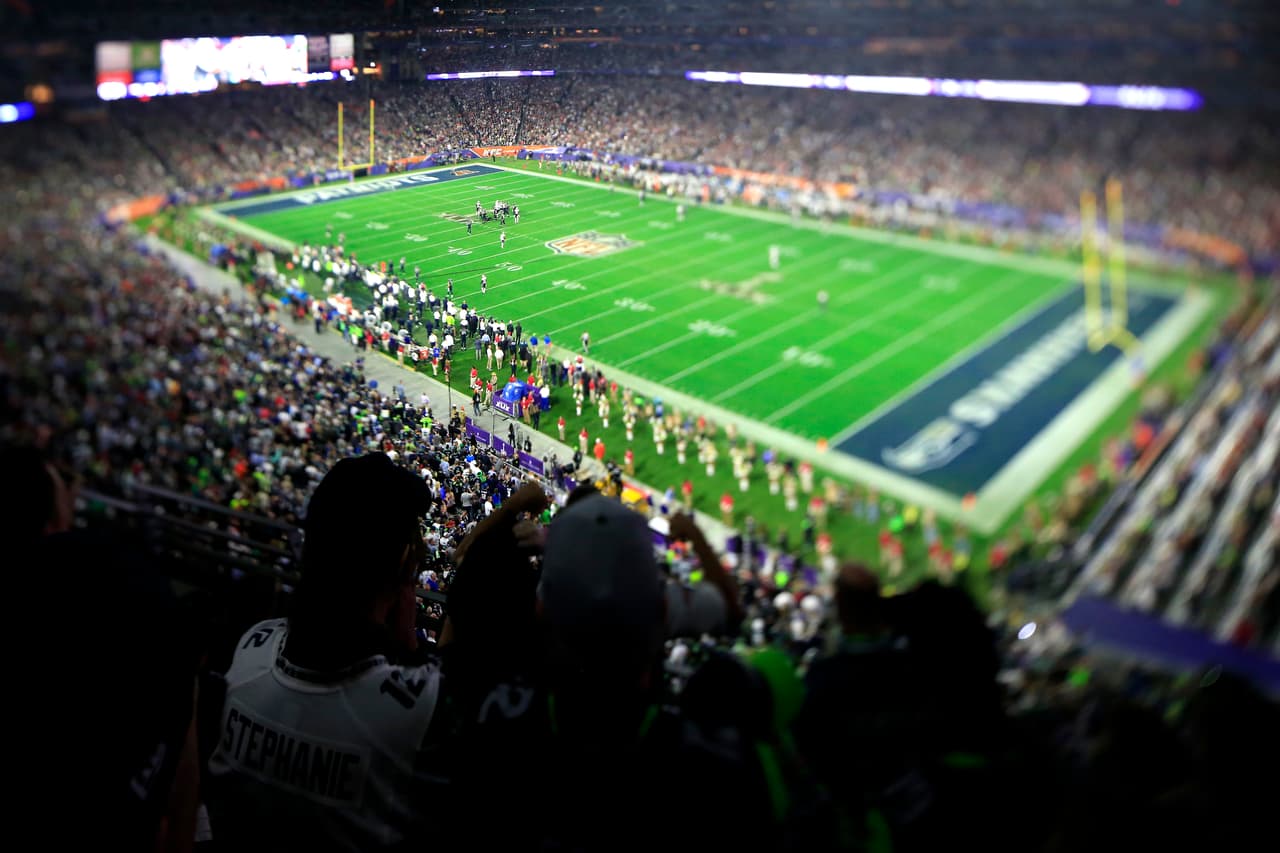 El University of Phoenix Stadium tiene un aforo que puede ir desde los 63 mil 400 hasta los 73 mil 719 y cuya apertura fue el 12 de agosto de 2006.