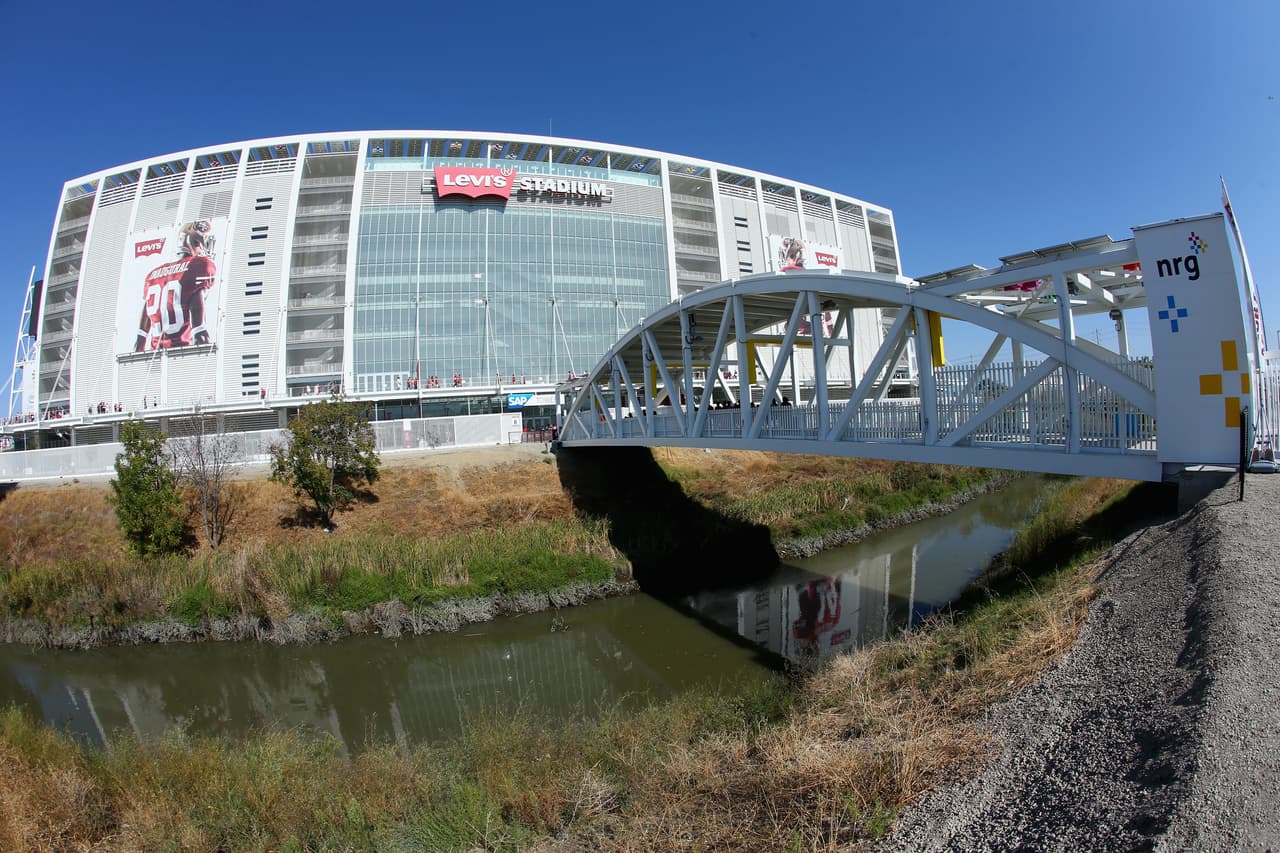 El estadio que sirve de casa para los 49ers de San Francisco de la NFL se localiza en la ciudad de Santa Clara que cuenta con una población de 103 mil personas.