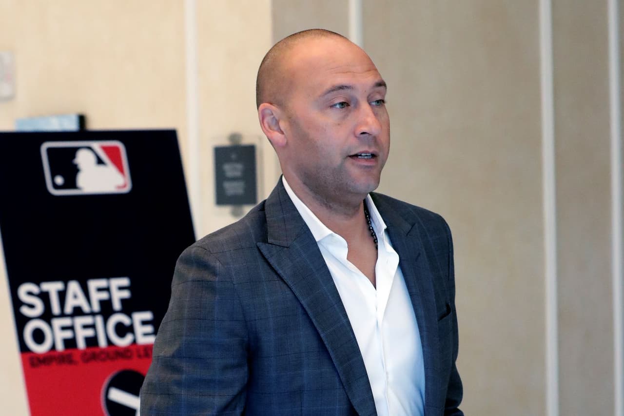 Derek Jeter no serguirá como director ejecutivo de los Marlins.
