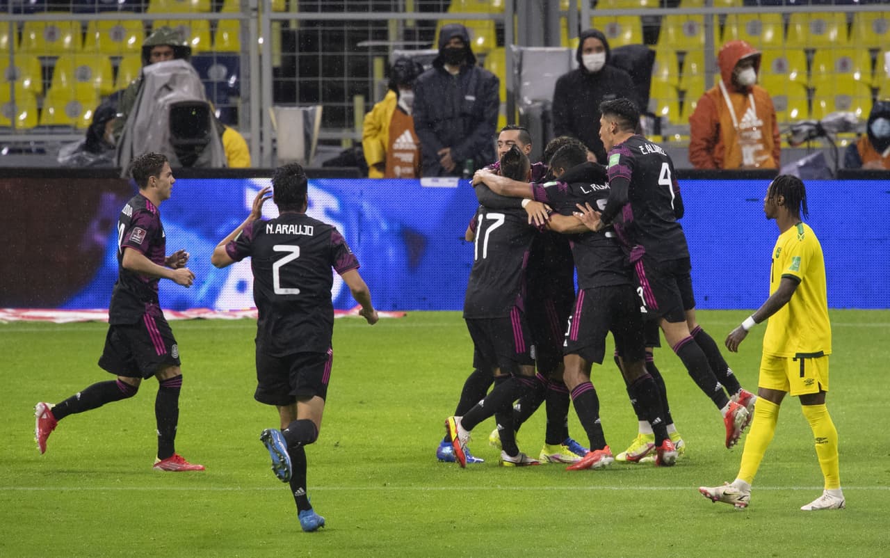 Las anotaciones de Alexis Vega y de Henry Martin hacen que México arranque el hexagonal con el pie derecho al vencer 2-1 a Jamaica.