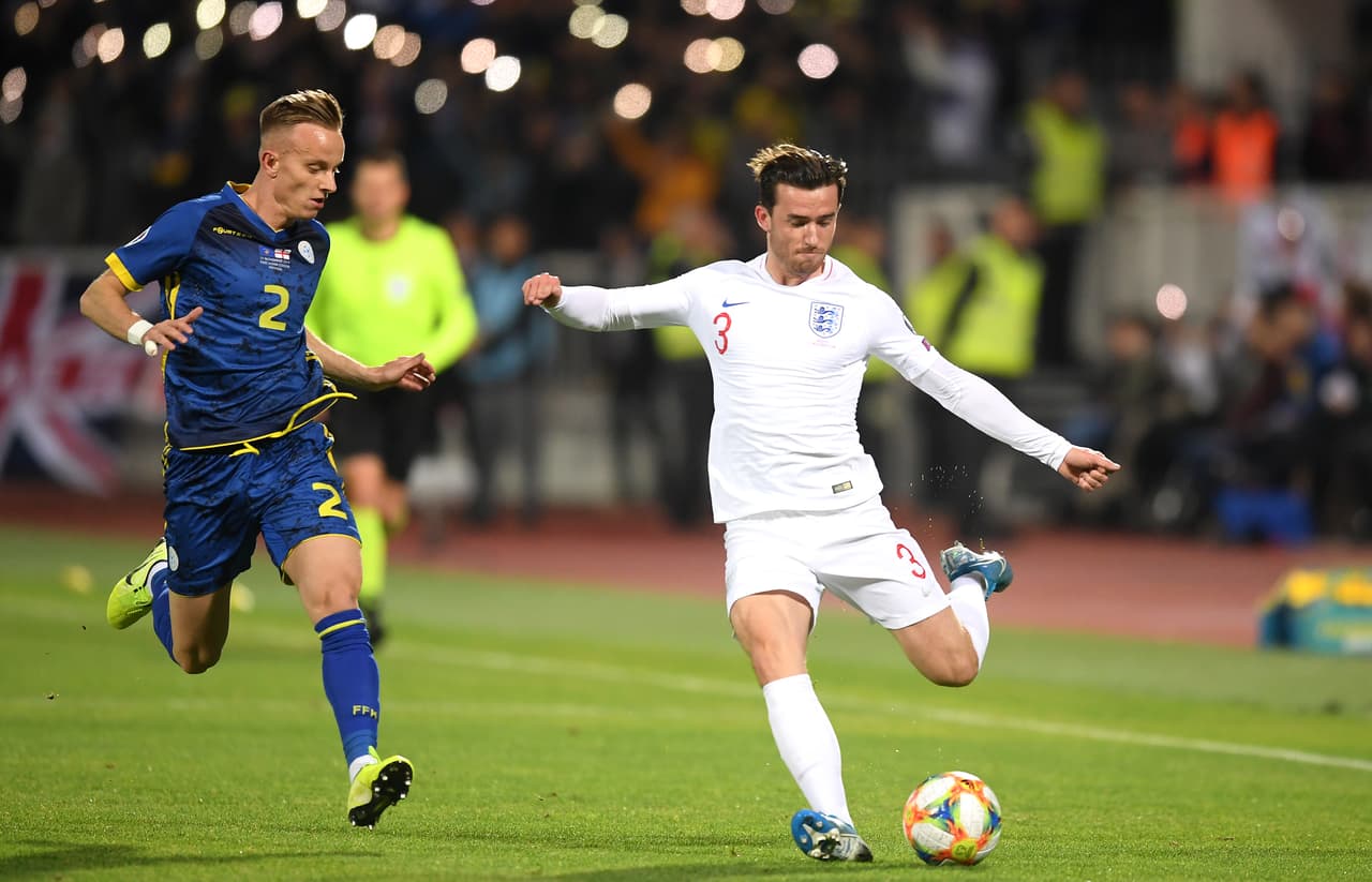 Kosovo es derrotado por Inglaterra 4-0 y es así como los ingleses obtienen su pase a la Euro 2020 como líder de grupo. Los goles fueron anotados por Winks, Kane, Rashford y Mount. Inglaterra se lleva siete victorias y una derrota.