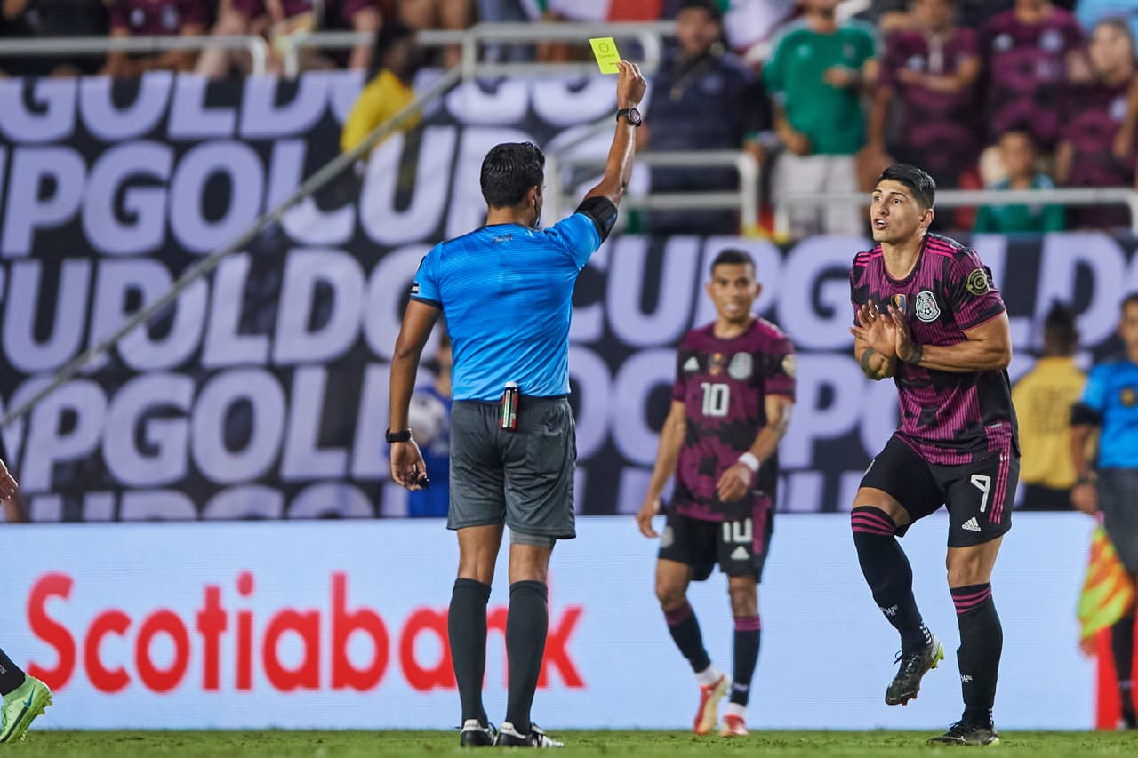 El partido fue de mucho contacto, hubo 41 faltas y 6 tarjetas amarillas.