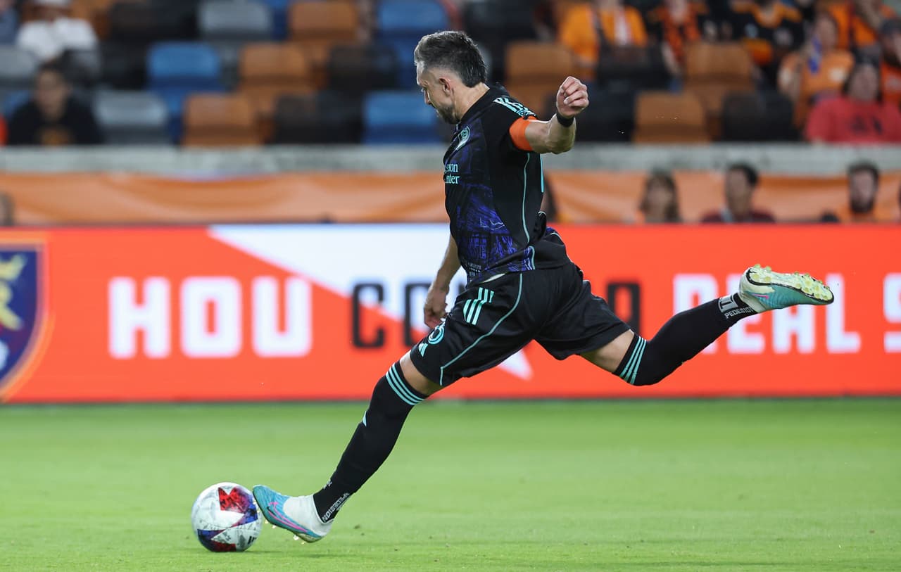 ¡Reivindicado! Dardo envenenado de Héctor Herrera salva a Houston en el clásico