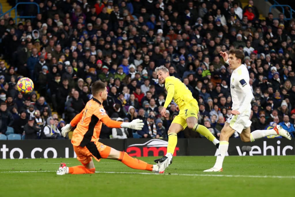 Leeds y Brentford reparten puntos tras empatar 2-2 en un partidazo durante la fecha 15 en la Premier League y ambos equipos rescatan un punto. Los de Bielsa siguen en zona del descenso.