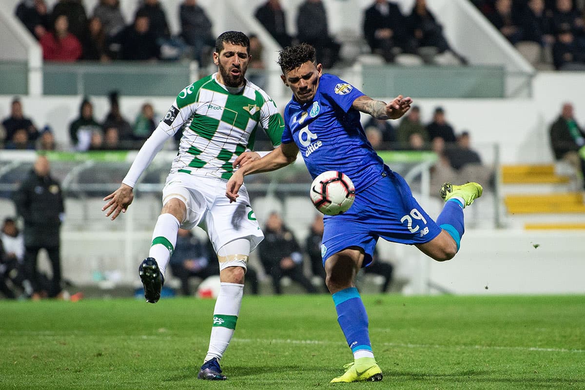 El brasileño Tiquinho Soarez (derecha) no pudo marcar la diferencia con un gol y el Porto sigue en crisis en el ataque.