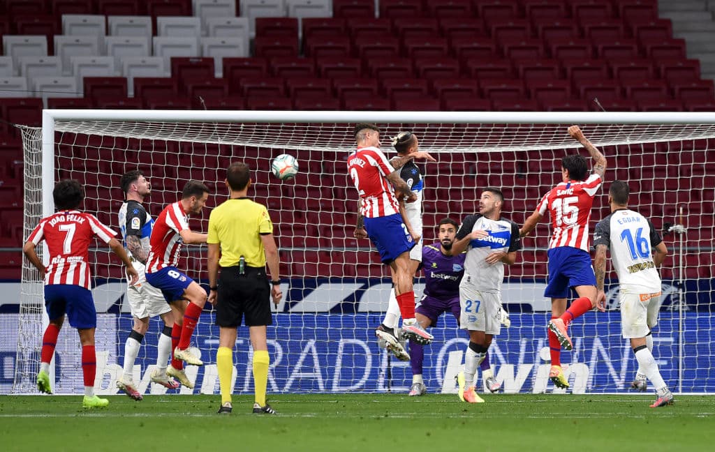 Kieran trippier manda un hermoso centro que termina en la cabeza de Saúl Ñíguez que remata de manera correcta y adelanta al Atlético en el Marcador.